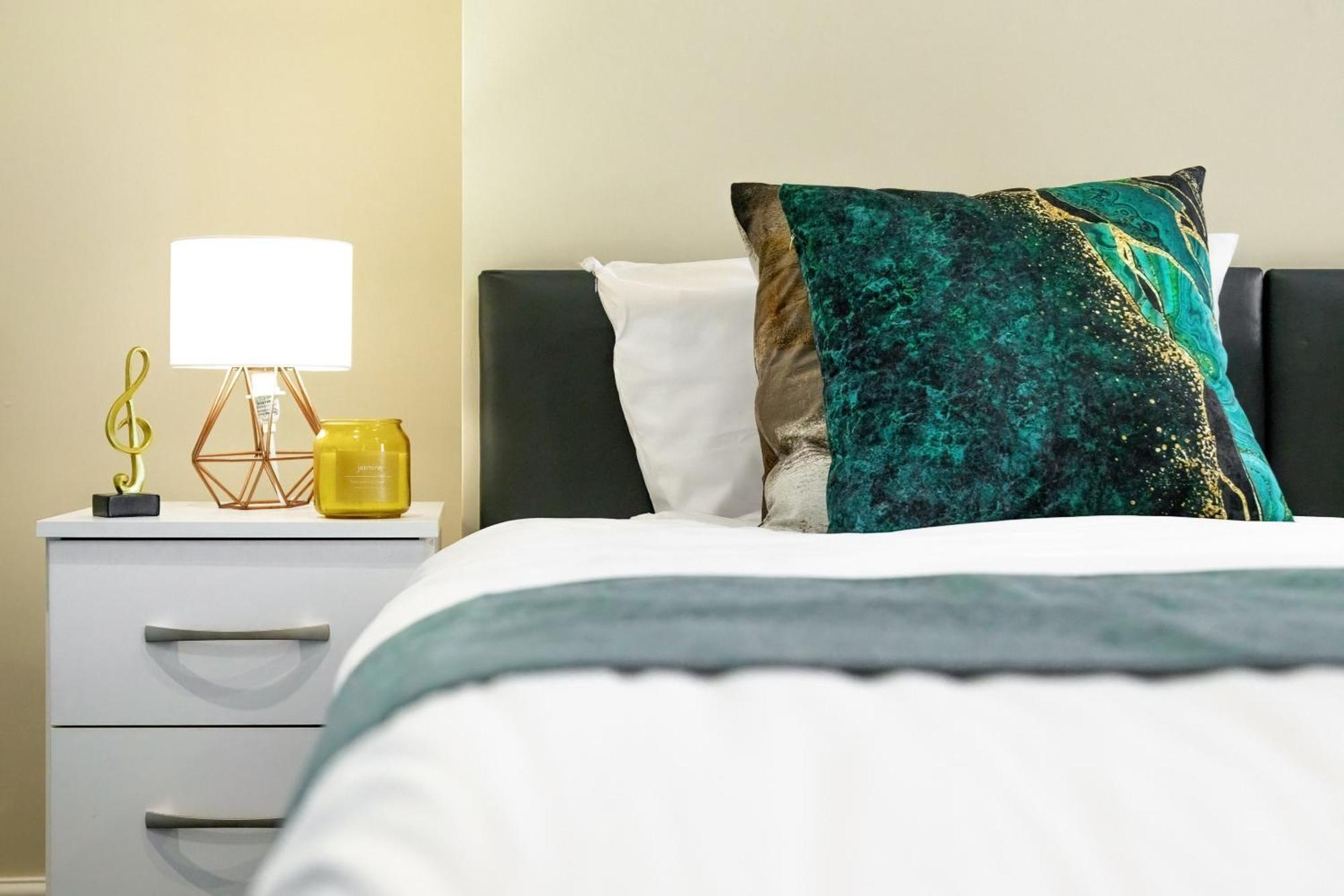 Elegant 2Br London Hideaway- King Bed, Sleeps 6 - Parking- Instant Book- 20 Percent Off Limited Time! Barnet Exterior foto